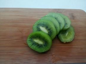 猕猴桃一个（猕猴桃也可以多放几个，看自己选择来放），清洗后用水果刀切去猕猴桃的头尾，再用勺子贴着猕猴桃的边缘，勺子要贴近果皮，沿着果皮轻轻转一圈，果肉与果皮就分开了，再切片