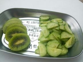 黄瓜跟猕猴桃方便切小块