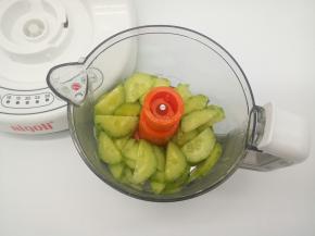 黄瓜块先放入辅料机