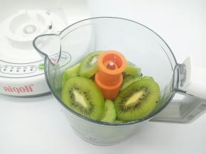 猕猴桃也陆续放辅料机，