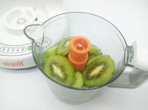 猕猴桃也陆续放辅料机，