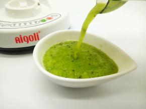 看看，搅拌的很细腻，加点蜂蜜再拌一下就可以喝了！我加了一勺蜂蜜，甜度对我来说正好，喜欢喝甜一点的朋友，可以加2勺蜂蜜来喝，