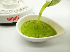 看看，搅拌的很细腻，加点蜂蜜再拌一下就可以喝了！我加了一勺蜂蜜，甜度对我来说正好，喜欢喝甜一点的朋友，可以加2勺蜂蜜来喝，