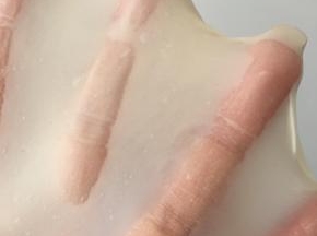 揉好的面团可以拉开一张手套膜