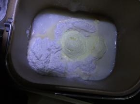 把除黄油外的所有材料包括（烫种面团）放入面包桶