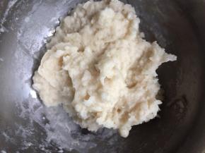 先做烫种，把50克面粉和10克糖放入碗中加入开水58克用刮刀搅拌均匀冷却后盖保鲜膜备用，也可以放冰箱冷藏