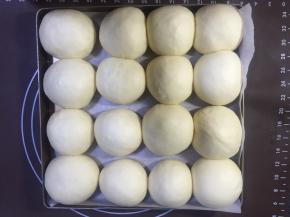 二次发酵至2倍大用手指轻轻按压会回弹的状态就可以烤了，烤箱提前预热180度5分钟