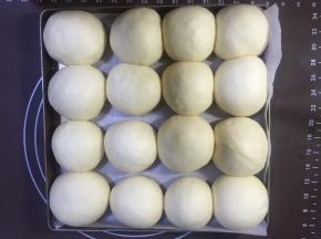 二次发酵至2倍大用手指轻轻按压会回弹的状态就可以烤了，烤箱提前预热180度5分钟