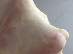 面团在揉到扩展就是能拉开粗膜的时候加入黄油继续揉