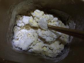 在这里我要说一下，我个人喜欢在面包机搅之前用筷子把干粉混合后，再放入面包机按揉面功能，不喜欢的这步可以省略