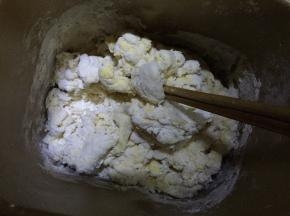 在这里我要说一下，我个人喜欢在面包机搅之前用筷子把干粉混合后，再放入面包机按揉面功能，不喜欢的这步可以省略