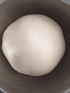 发酵至两倍大的时候拿出来用手指按压不回缩不反弹就可以操作了按压的图片忘记拍了