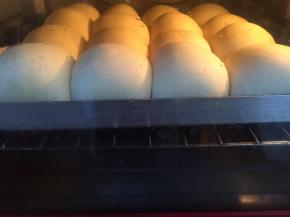 把面团放入烤箱180度25分钟左右，放在烤箱中下层，放烤箱里烤的时候它还是会长大像个白胖子