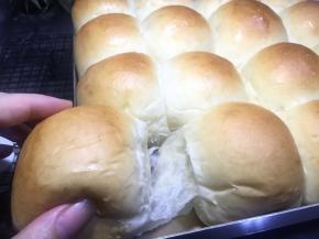 给大家看一下小餐包出炉后的拉丝状态