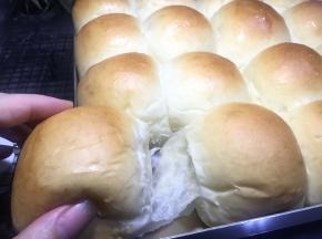 给大家看一下小餐包出炉后的拉丝状态