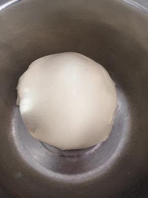 把揉好的面团放入盆中盖保鲜膜放温暖处发酵