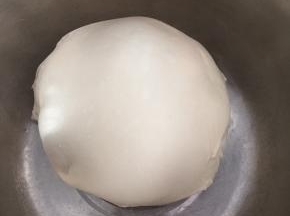 把揉好的面团放入盆中盖保鲜膜放温暖处发酵