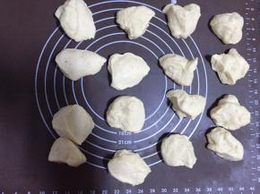 把面团分成16个小剂子，我就是用刮板对半分再对半这样粗略的分的，16个刚好一个金盘的量