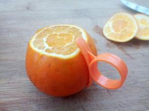 用剥橙子器划几下，