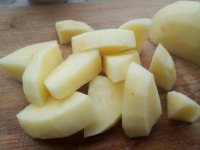 把土豆切小块，