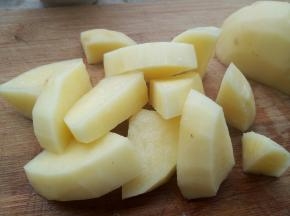 把土豆切小块，