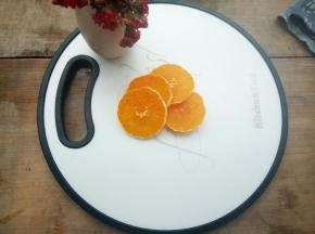 橙子切小块备用