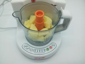 土豆放入容器，再放辅食机，