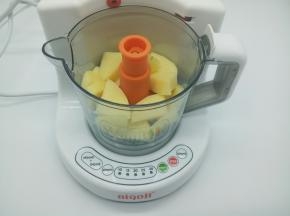 土豆放入容器，再放辅食机，