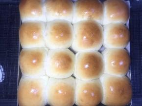 面包出炉的时候再刷一层蜂蜜水，或者融化的黄油