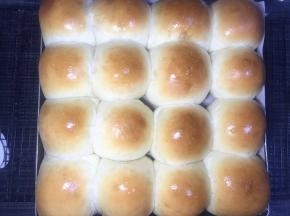 面包出炉的时候再刷一层蜂蜜水，或者融化的黄油