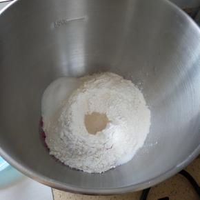 按照下层液体中层粉类顶层酵母糖盐的顺序依次放了厨师机，启动揉面程序，一档五分钟，三挡五分钟，然后加入黄油，再一档五分钟，三挡五分钟，揉到完全阶段。