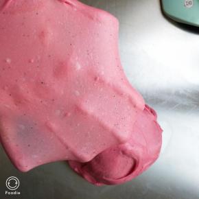 揉好的面团能撑出薄薄的手套膜就可以了！