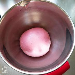 揉好的面团开始进行第一次发酵，28度一小时