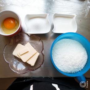 面团的发酵的时候来准备椰蓉馅，黄油软化加入牛奶糖鸡蛋搅打均匀，加入椰蓉。分成10份，放入冰箱冷藏。