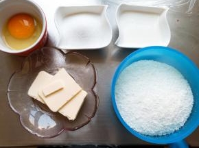 面团的发酵的时候来准备椰蓉馅，黄油软化加入牛奶糖鸡蛋搅打均匀，加入椰蓉。分成10份，放入冰箱冷藏。
