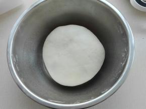 所有材料混合揉至光滑（面团有点硬，耐心点揉）