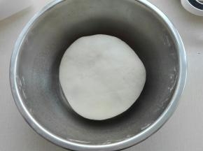 所有材料混合揉至光滑（面团有点硬，耐心点揉）
