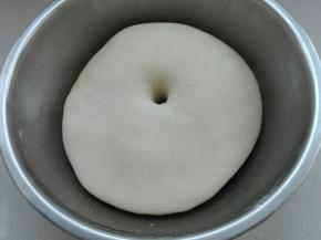 室温发酵至手指戳洞不回缩不塌陷即可