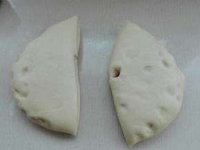 发酵好的面团等分成两份