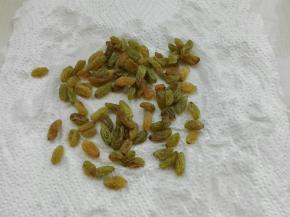 葡萄干提前浸泡软（最好用朗姆酒浸泡，没有就直接水泡软），用厨房纸吸干水份