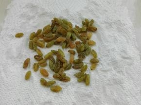 葡萄干提前浸泡软（最好用朗姆酒浸泡，没有就直接水泡软），用厨房纸吸干水份