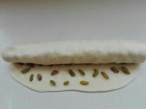 从一端紧紧的卷起来