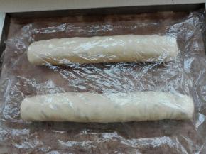 收口朝下放置烤盘，盖保鲜膜醒发30分钟