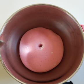 发酵好的面团手指沾面粉戳个洞不回缩就可以了。