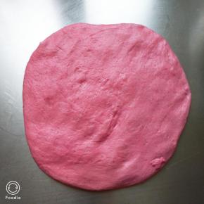 面团取出案板上按压排气。