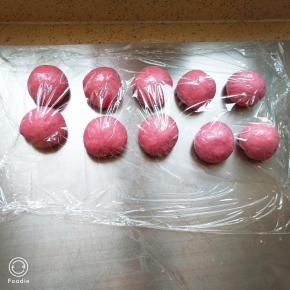 平均分成10份，滚圆，盖保鲜膜松弛15分钟