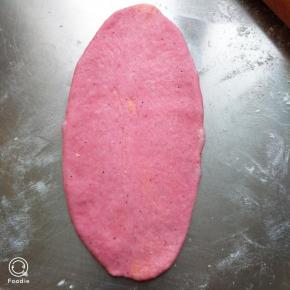 松弛好的面团擀成椭圆状。