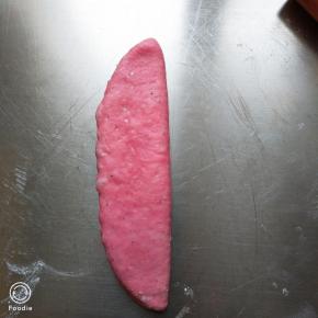 把面团纵向对折一次