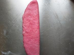 把面团纵向对折一次