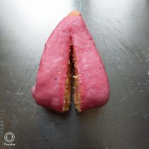 用刀切开，底部的2厘米不能切开